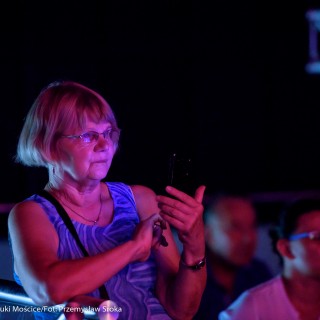 MiniLab - zakończenie roku 2020/2021 - Kobieta ogląda występ i robi zdjęcie telefonem.  - Fot. :Przemysław Sroka