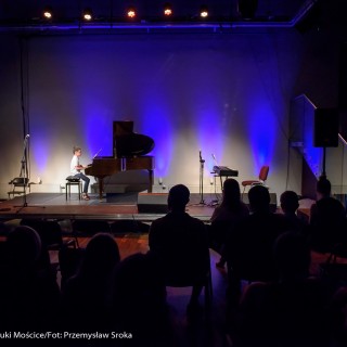MiniLab - zakończenie roku 2020/2021 - Ludzie na widowni oglądają chłopczyka grającego na fortepianie na scenie.  - Fot. :Przemysław Sroka