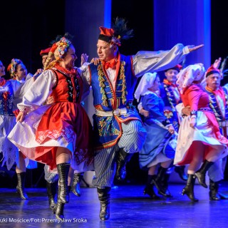 Świerczkowiacy - zakończenie sezonu artystycznego 2020/2021 - Mężczyźni w niebieskich strojach ludowych tańczą w parach z kobietami w czerwonych i niebieskich strojach ludowych. - Fot. :Przemysław Sroka