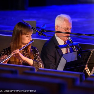 Świerczkowiacy - zakończenie sezonu artystycznego 2020/2021 - Kobieta gra na flecie, obok niej mężczyzna na klarnecie. - Fot. :Przemysław Sroka