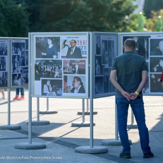 Mościce mam w sercu - wystawa - Dwójka mężczyzn ogląda wystawę zdjęć ustawioną na zewnątrz. - Fot. :Przemysław Sroka