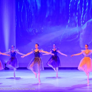 Ognisko baletowe - zakończenie sezonu artystycznego 2020/2021 - Grupa kobiet tańczy na scenie.  - Fot. :Przemysław Sroka