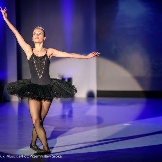 Ognisko baletowe - zakończenie sezonu artystycznego 2020/2021 - Kobieta w czarnej sukni w baletowej pozie na scenie.  - Fot. :Przemysław Sroka
