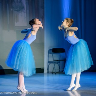 Ognisko baletowe - zakończenie sezonu artystycznego 2020/2021 - Dwie kobiety w niebieskich sukniach tańczą na przeciwko siebie.  - Fot. :Przemysław Sroka