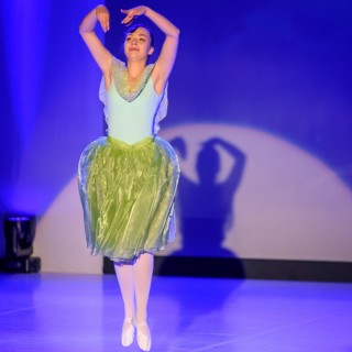 Ognisko baletowe - zakończenie sezonu artystycznego 2020/2021 - Kobieta w baletowej pozie w niebieskiej bluzce i zielonej spódnicy.  - Fot. :Przemysław Sroka