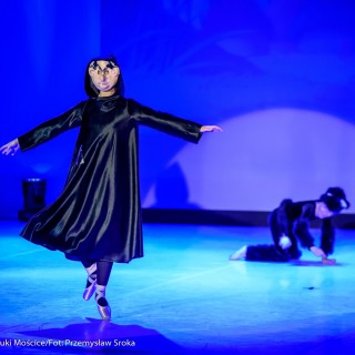 Ognisko baletowe - zakończenie sezonu artystycznego 2020/2021 - Kobieta w baletowej pozie w masce i czarnej sukience.  - Fot. :Przemysław Sroka