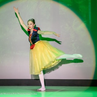Ognisko baletowe - zakończenie sezonu artystycznego 2020/2021 - Kobieta w tanecznej pozie w stroju Królewny Śnieżki.  - Fot. :Przemysław Sroka