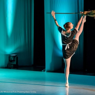 Ognisko baletowe - zakończenie sezonu artystycznego 2020/2021 - Kobieta w baletowej pozie w stroju służącej z miotłą w rękach. - Fot. :Przemysław Sroka