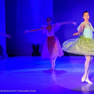 Ognisko baletowe - zakończenie sezonu artystycznego 2020/2021 - Grupa kobiet tańczy na scenie.  - Fot. :Przemysław Sroka