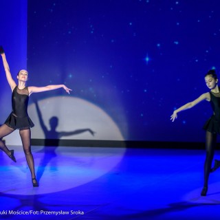 Ognisko baletowe - zakończenie sezonu artystycznego 2020/2021 - Dwie kobiety w czarnych strojach tańczą na scenie.  - Fot. :Przemysław Sroka