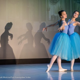 Ognisko baletowe - zakończenie sezonu artystycznego 2020/2021 - Dwie kobiety w niebieskich sukniach tańczą na scenie.  - Fot. :Przemysław Sroka
