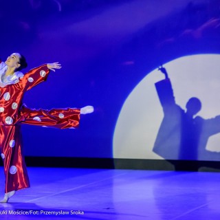 Ognisko baletowe - zakończenie sezonu artystycznego 2020/2021 - Kobieta w baletowej pozie w czerwonym kostiumie w białe kropki.  - Fot. :Przemysław Sroka