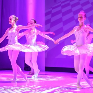 Ognisko baletowe - zakończenie sezonu artystycznego 2020/2021 - Grupa baletnic tańczy na scenie.  - Fot. :Przemysław Sroka