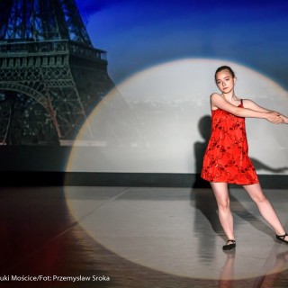 Ognisko baletowe - zakończenie sezonu artystycznego 2020/2021 - Kobieta w czerwonej sukience w baletowej pozie na scenie.  - Fot. :Przemysław Sroka