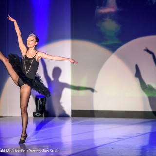 Ognisko baletowe - zakończenie sezonu artystycznego 2020/2021 - Kobieta w czarnej sukni w baletowej pozie na scenie.  - Fot. :Przemysław Sroka