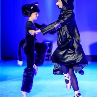 Ognisko baletowe - zakończenie sezonu artystycznego 2020/2021 - Kobieta w masce i czarnej sukience tańczy trzymając się za ręce z kobietą w stroju kota.  - Fot. :Przemysław Sroka