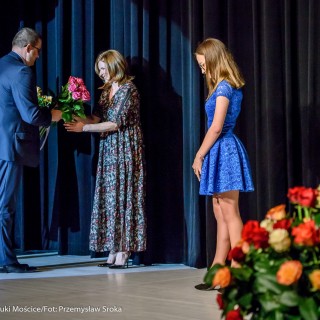 Ognisko baletowe - zakończenie sezonu artystycznego 2020/2021 - Mężczyzna wręcza kobiecie kwiaty, obok stoi kobieta w niebieskiej sukni z pochyloną głową.  - Fot. :Przemysław Sroka