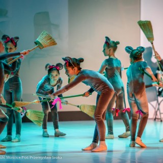 Ognisko baletowe - zakończenie sezonu artystycznego 2020/2021 - Dzieci w strojach mysz tańczą na scenie z miotłami w rękach.  - Fot. :Przemysław Sroka