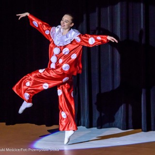 Ognisko baletowe - zakończenie sezonu artystycznego 2020/2021 - Kobieta w tanecznej pozie w czerwonym kostiumie w białe kropki.  - Fot. :Przemysław Sroka