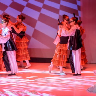 Ognisko baletowe - zakończenie sezonu artystycznego 2020/2021 - Kobiety w czarno-białych strojach i maskach tańczą z kobietami w pomarańczowych sukniach.  - Fot. :Przemysław Sroka