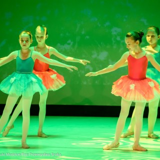 Ognisko baletowe - zakończenie sezonu artystycznego 2020/2021 - Grupa dzieci w strojach baletowych, tańcząca na scenie. - Fot. :Przemysław Sroka