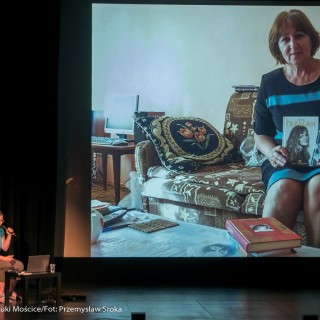 Festiwal Dalekosiężni 2021. Dzień pierwszy. - W lewym dolnym rogu kobieta siedzi przy laptopie mówiąc do mikrofonu. Na ekranie pokazane jest zdjęcie kobiety trzymającej książki. - Fot. :Przemysław Sroka
