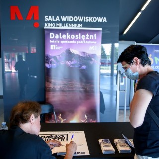 Festiwal Dalekosiężni 2021. Dzień pierwszy. - Mężczyzna podpisuje swoją książkę dla kobiety w maseczce, która stoi obok. - Fot. :Przemysław Sroka