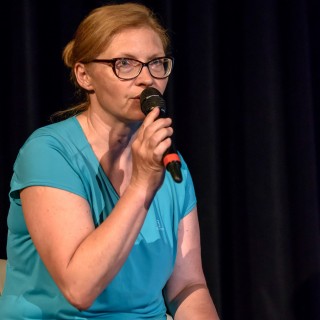 Festiwal Dalekosiężni 2021. Dzień pierwszy. - Kobieta w okularach mówi do mikrofonu. - Fot. :Przemysław Sroka