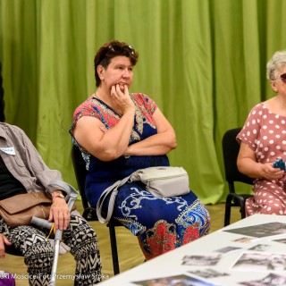 Czym są dla Was Mościce? - spotkanie - Trzy kobiety siedzą przy stole, na którym rozłożone są zdjęcia. - Fot.: Przemysław Sroka