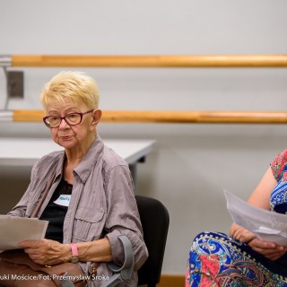 Czym są dla Was Mościce? - spotkanie - Dwie kobiety siedzą obok siebie trzymając w dłoni zdjęcia. - Fot.: Przemysław Sroka