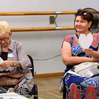 Czym są dla Was Mościce? - spotkanie - Dwie kobiety siedzą obok siebie. Kobieta po prawej trzyma w dłoni papierowe serce, kobieta po lewej kartkę papieru. - Fot.: Przemysław Sroka