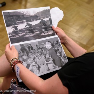 Czym są dla Was Mościce? - spotkanie - Kobieta trzyma w dłoniach dwa duże, czarno-białe zdjęcia. - Fot.: Przemysław Sroka