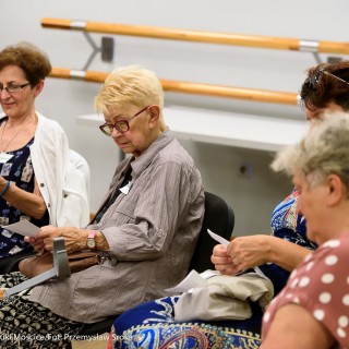 Czym są dla Was Mościce? - spotkanie - Grupa kobiet siedzi obok siebie trzymając w dłoniach kartki papieru. - Fot.: Przemysław Sroka