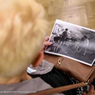 Czym są dla Was Mościce? - spotkanie - Kobieta trzyma w dłoni czarno-białe zdjęcie. - Fot.: Przemysław Sroka