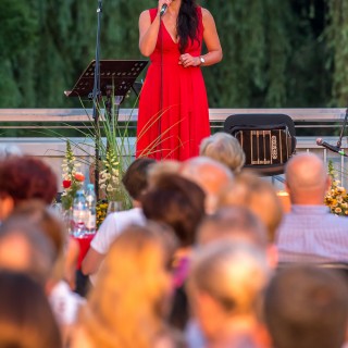 San Luis Tango i Magdalena Lechowska - Muzyczne Tarasy 2021 - Kobieta w czerwonej sukience z mikrofonem. - Fot.: Przemysław Sroka