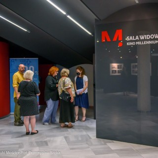 "Bożyszcze kobiet" - spektakl Teatru Capitol - Grupa kobiet i mężczyzn gromadzi się przed salą widowiskową kina Millennium. - Fot.: Przemysław Sroka