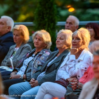 "Małe zbrodnie małżeńskie" - Muzyczne Tarasy 2021 - Ludzie siedzą na krzesłach na widowni i oglądają występ. - Fot.: Przemysław Sroka