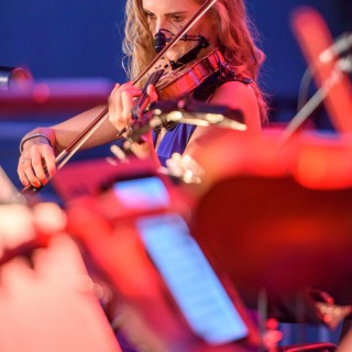 Con Affetto i Klaudiusz Baran - Muzyczne Tarasy 2021 - Kobieta gra na skrzypcach.  - Fot: Przemysław Sroka