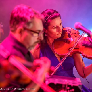 Con Affetto i Klaudiusz Baran - Muzyczne Tarasy 2021 - Mężczyza gra na akordeonie. Kobieta gra na skrzypcach.  - Fot: Przemysław Sroka