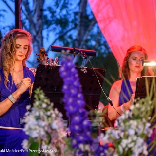 Con Affetto i Klaudiusz Baran - Muzyczne Tarasy 2021 - Dwie kobiety siedzą na scenie, przed nimi stoi stojak na nuty.  - Fot: Przemysław Sroka