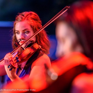 Con Affetto i Klaudiusz Baran - Muzyczne Tarasy 2021 - Kobieta gra na skrzypcach. - Fot: Przemysław Sroka