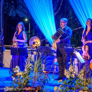 Con Affetto i Klaudiusz Baran - Muzyczne Tarasy 2021 - Cztery kobiety i mężczyzna stoją na scenie i trzymają instrumenty.  - Fot: Przemysław Sroka