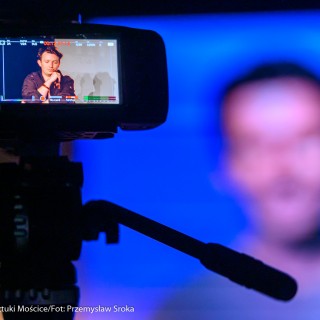 Festiwal Tarnowianie - dzień 1 - Ujęcie na podgląd z kamery na którym widać mężczyznę trzymającego mikrofon w ręce.  - Fot. Przemysław Sroka