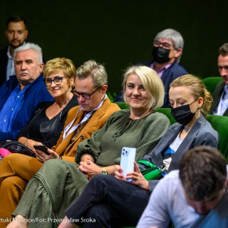 Festiwal Tarnowianie - dzień 1 - Grupa ludzi siedzi na krzesłach, niektórzy w maseczkach, kobieta robi zdjęcie telefonem.  - Fot. Przemysław Sroka