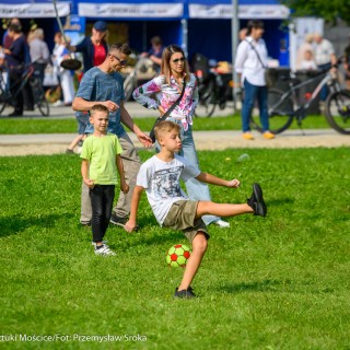 Festiwal Tarnowianie - dzień 2 - Dwóch chłopczyków kopie piłki na trawie, za nimi stoją rodzice.  - Fot. Przemysław Sroka i Michał Żurowski