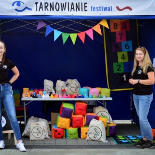 Festiwal Tarnowianie - dzień 2 - Dwie kobiety stoją przy stoisku z zabawkami.  - Fot. Przemysław Sroka i Michał Żurowski