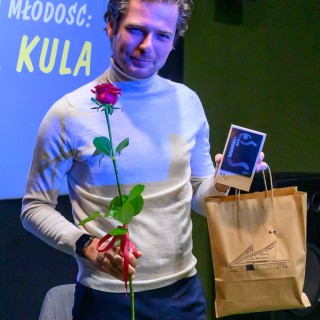Festiwal Tarnowianie - dzień 2 - Mężczyzna trzyma w rękach papierową torbę z prezentem oraz różę.  - Fot. Przemysław Sroka i Michał Żurowski