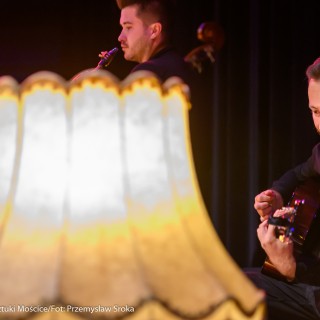 Festiwal Tarnowianie - dzień 3 - Dwóch mężczyzn gra na gitarach, z przodu zdjęcia widać zaświeconą lampę z abażurem.  - Fot. Przemysław Sroka