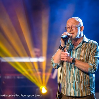 Festiwal Tarnowianie - dzień 3 - Mężczyzna w okularach i koszuli w paski śpiewa do mikrofonu.  - Fot. Przemysław Sroka