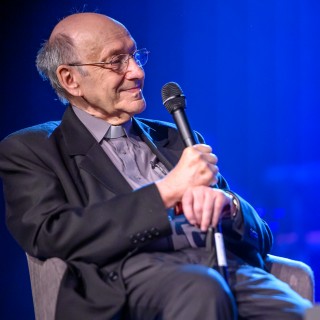Festiwal Tarnowianie - dzień 3 - Starszy mężczyzna w okularach siedzi na fotelu, w jednej ręce trzyma mikrofon.  - Fot. Przemysław Sroka